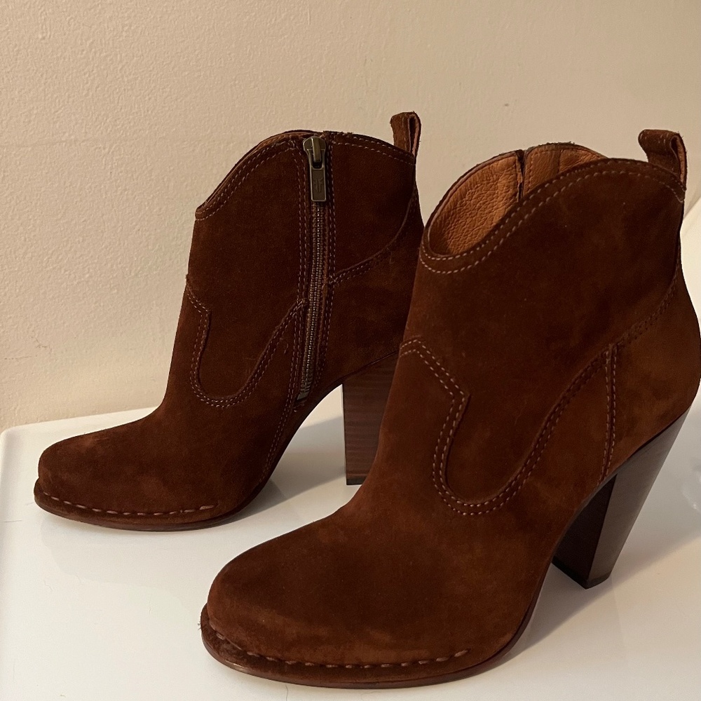 Frye Madeline Short Suede Booties (EUC)